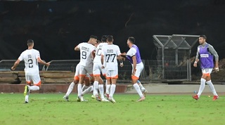 שחקני בני יהודה חוגגים עם דן מורי