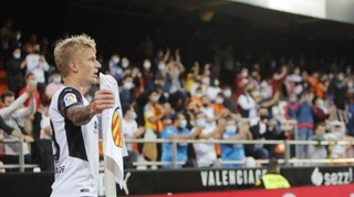 דניאל ואס ליד דגל הקרן