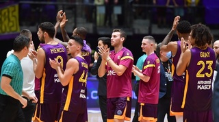 שחקני הפועל חולון חוגגים