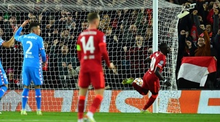 סאדיו מאנה רגע לאחר כיבוש השער