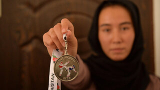 ספורטאית אפגנית עם המדליה שלה