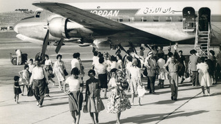 צליינים נוחתים בשדה התעופה בשנות ה-60