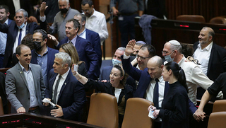חברי הקואליציה חוגגים את העברת תקציב 2021 במליאת הכנסת