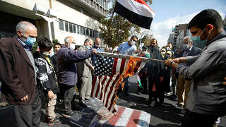 איראן טהרן יום השנה ל השתלטות על שגרירות ארה"ב שורפים דגלי ארה"ב ישראל 