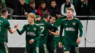 שחקני סלטיק חוגגים עם ליאל עבדה