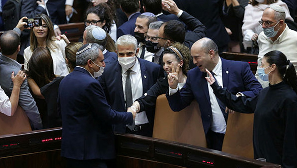 חברי הקואליציה חוגגים את העברת תקציב 2021 במליאת הכנסת