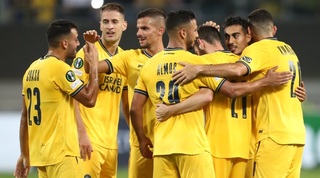 שחקני מכבי ת"א חוגגים עם מתן חוזז