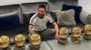 ליאו מסי עם כדורי הזהב שלו