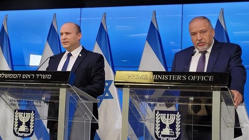 Нафтали Беннет и Авигдор Либерман (Фото: Итамар Айхнер) בנט, ליברמן ולפיד במסיבת עיתונאים