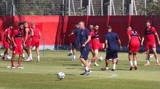 ניר קלינגר ושחקני הפועל ת"א באימון