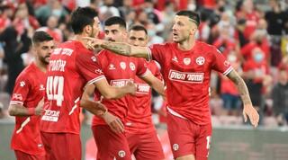 שחקני הפועל באר שבע חוגגים עם ניקיטה רוקאביצה