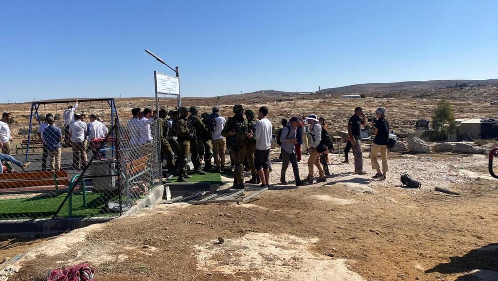 מתנחלים מונעים כניסה מפלסטינים לגן משחקים בכפר סוסיא