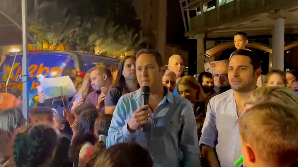 Rishon Lezion’s mayor, Raz Kinstlich (Photo; Courtesy) בני נוער והורים התאספו לתמוך בעמית כהן, תלמיד כיתה ח׳ שהוכה והושפל על ידי תלמידים מבית ספרו