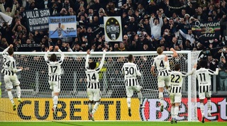 שחקני יובנטוס חוגגים עם הקהל