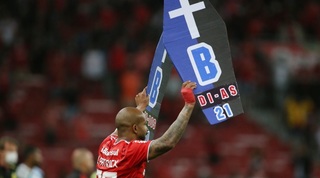 פטריק עם הקרטונים בצורת ארונות קבורה