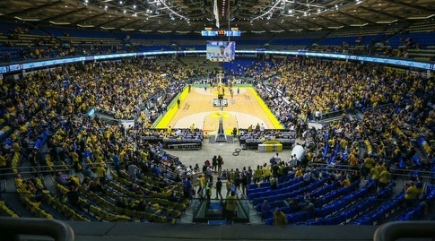 הקהל בהיכל מנורה מבטחים