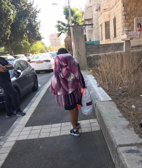 הבת שוכבת בין הרכבים