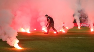 האבוקות על כר הדשא