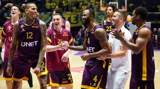 שחקני חולון חוגגים בסיום