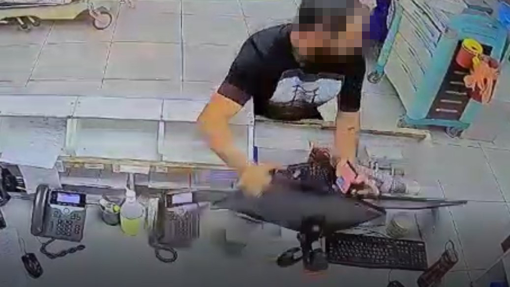 Инцидент в приемном покое (Фото: пресс-служба больницы "Ланиадо") מלווה תקף את צוות המחלקה במיון בית החולים לניאדו