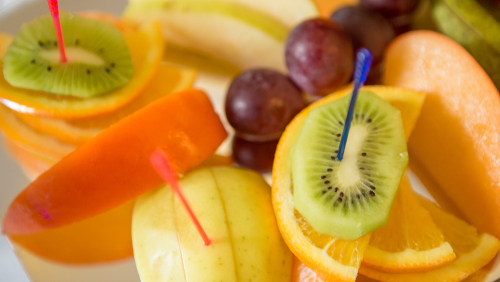 Зимние фрукты полезно именно есть, а не пить их соки (Фото: shutterstock) Зимние фрукты полезно именно есть, а не пить их соки