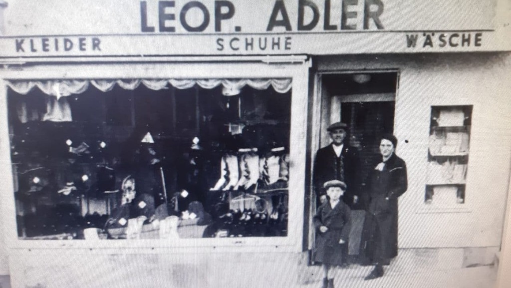 ליאופולד, ארנה והילד ארנולד ליד החנות המשפחתית בעיר הורן, באוסטריה, בשנות ה-30 של המאה הקודמת
