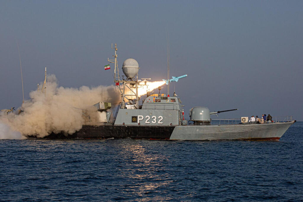 שיגור טיל קדיר מ ספינה של חיל הים האיראני באזור מפרץ עומאן במסגרת תרגיל צבאי של איראן 