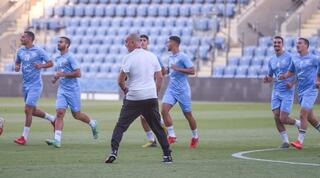 אלון חזן ושחקני הנבחרת הצעירה