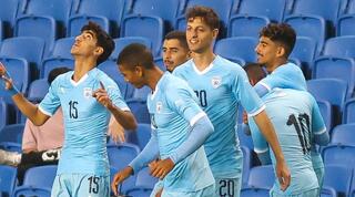 שחקני נבחרת הנוער חוגגים עם תאי עבד