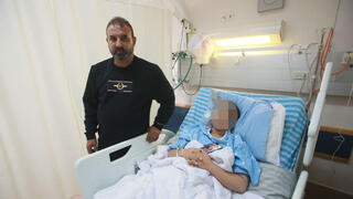 הנערה שנורתה ברהט לצד אביה בבית חולים סורוקה