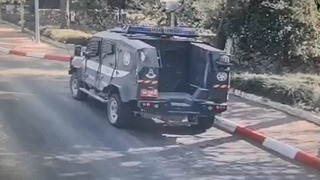 תיעוד ממצלמות אבטחה: רכב צבאי מתדרדר ופוגע ברכבים