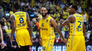 דריק וויליאמס וג'יימס נאנלי חוגגים