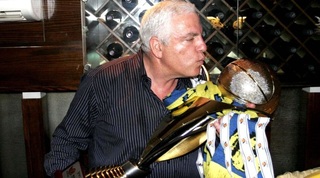 פיני גרשון חוגג עם הגביע