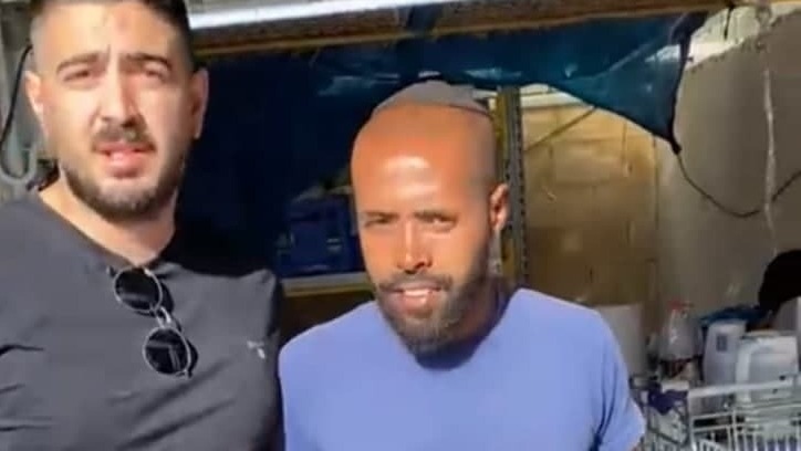 Подозреваемый Лакао Сфинау (справа) מימין, לקאו ספינאו