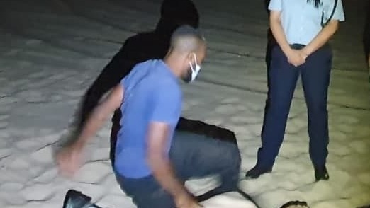 החשוד משחזר את התקיפה בזירה עם חוקרי המשטרה