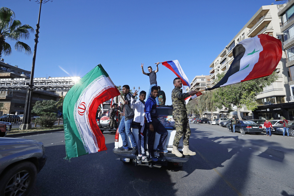 מפגינים עם דגל איראני בלב סוריה