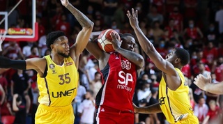 ג'ייקובן בראון עם הכדור