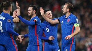 הארי קיין חוגג עם שחקני נבחרת אנגליה