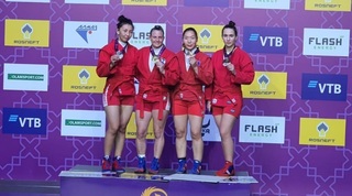 אליס שלזינגר על הפודיום  (מערכת ONE)