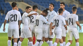 שחקני הנוער של ישראל חוגגים