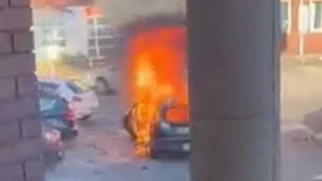 מכונית עולה באש אחרי פיצוץ מחוץ ל בית חולים ב ליברפול בריטניה