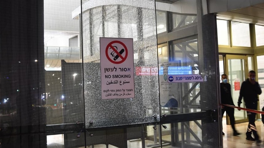 Shattered glass at the entrance to Soroka Medical Center after the brawl (Photo: Haim Horenshtein) זירת האירוע