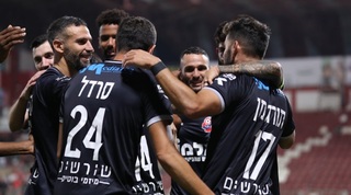 שחקני הפועל חיפה חוגגים