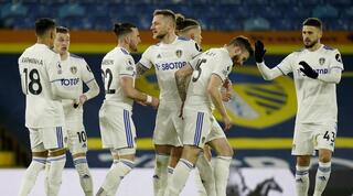 שחקני לידס חוגגים עם ג'ק האריסון