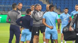 וילי רוטנשטיינר עם שחקני נבחרת ישראל