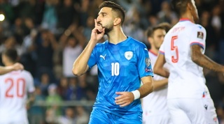 מונס דאבור מסמן תנועת השתקה לאוהדים בנתניה