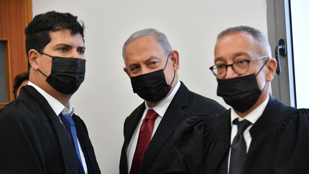 Benjamin Netanyahu (center) with his attorneys in the Jerusalem District Court where he is on trial for corruption (Photo: Yoav Davidovitch) בנימין נתניהו נכנס לאולם לקראת הדיון