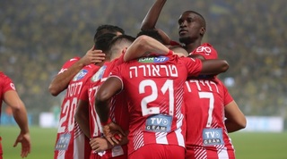 שחקני הפועל תל אביב חוגגים