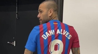 דני אלבס. מספר 8 החדש של ברצלונה