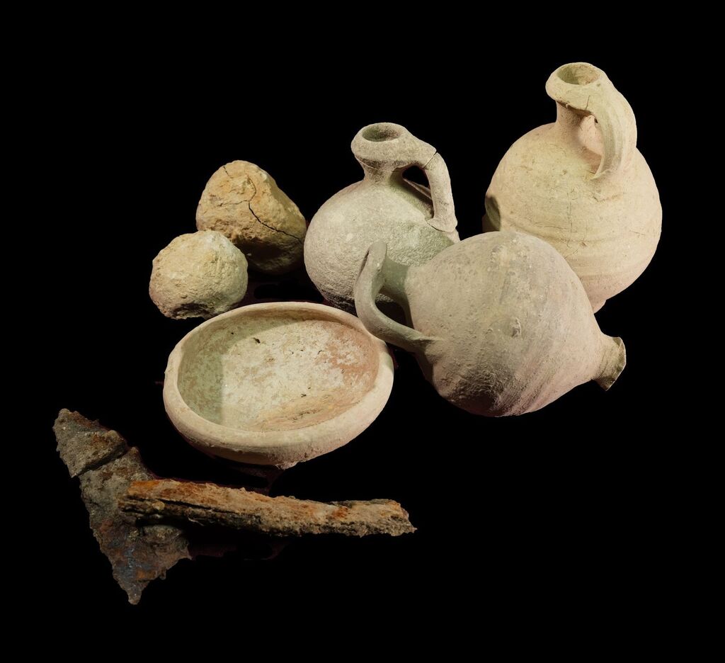 ממצאים שנחשפו בחפירה: כלי חרס, אבני קלע, כלי נשק ועוד